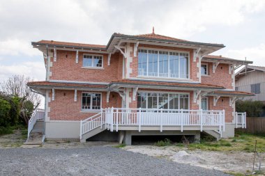 Arcachon Körfezi 'ndeki dağ gelinciği yarımadasında tipik eklembacaklı şehir tarzı ev manzarası.