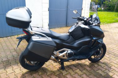 Bordeaux, Fransa - 05: 13: 2025: Honda for za 750 motosiklet scooter modern tasarım üst taraftaki çanta ve seyahat için çanta deposu