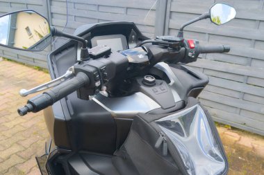 Bordeaux, Fransa - 05: 13: 2025: Honda for za 750 motosiklet gidonu ve gösterge paneli plastikten scooter motorlu Japon.