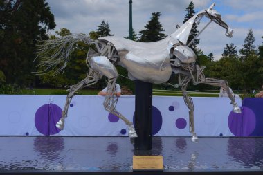 Bordeaux, Fransa - 05 13 2025: Paris 2024 Zeus ikonik gümüş metal at grev sembolü Fransa 'da Fransız 2024 açılış olimpiyat oyunları
