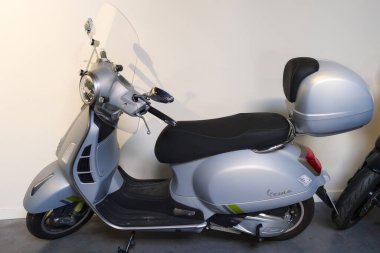Bordeaux, Fransa - 05 14 2025: vespa 300 hpe gpe Gri panel Yeni modern 310 İtalyan scooter stili üzerinde marka logosu
