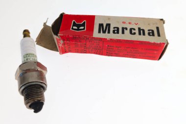 Bordeaux, Fransa - 05 14 2025: sev S.E.V. Marchall logosu ve metin imzası eski karton kutu araba bujisi eski ambalajlama
