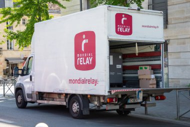 Bordeaux, Fransa - 05: 15 2025: Mondial röle kamyon dağıtım paneli dağıtım paneli. Posta şirketinin marka ve metin logosu.