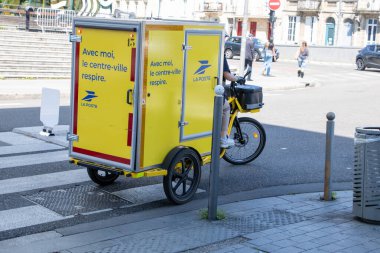 Bordeaux, Fransa - 05: 15 2025: la poste yellow bike electric logo ve Fransa 'nın Fransa şehrindeki postanenin metin işareti