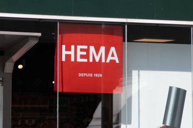 Bordeaux, Fransa - 05: 15: 2025: Hema shop cephe önü metin tabelası mağaza önü ve caddedeki kırmızı logo mağaza ön camı butiği
