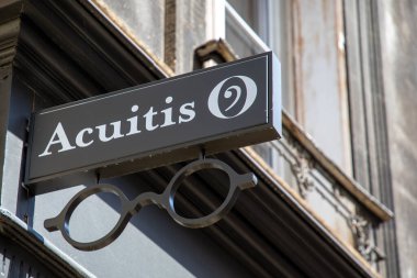 Bordeaux, Fransa - 05: 15 2025: Acuitis logo markası Google ve metin işareti mağaza giriş duyma imkânı optik dağıtım cephesi zinciri