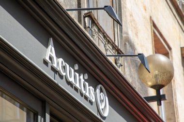 Bordeaux, Fransa - 05: 15 2025: Acuitis logo markası ve metin girişi ön duvar ön cephe gözlükçüsü ve işitme merkezi dükkânı