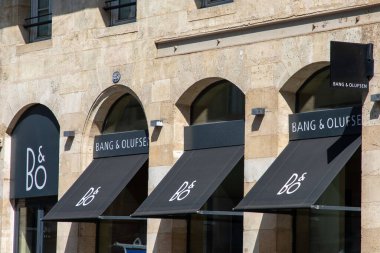 Bordeaux, Fransa - 05: 15 2025: bang & olufsen shop logo text and brand sign store Danimarka tüketici elektroniği şirketi b & o black storefront cephe butiği