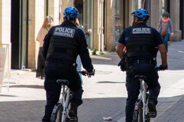 Bordeaux, Fransa - 05: 15: 2025: Şehir merkezinde polis bisikletli polis tişörtü ve polis işaretli yerel bisiklet devriyesi