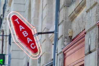 Bordeaux, Fransa - 05: 15: 2025: Tabac mağaza önü Fransız etiketi dükkânı tütün markası giriş kapısı duvarındaki Fransız beyaz metin logosu