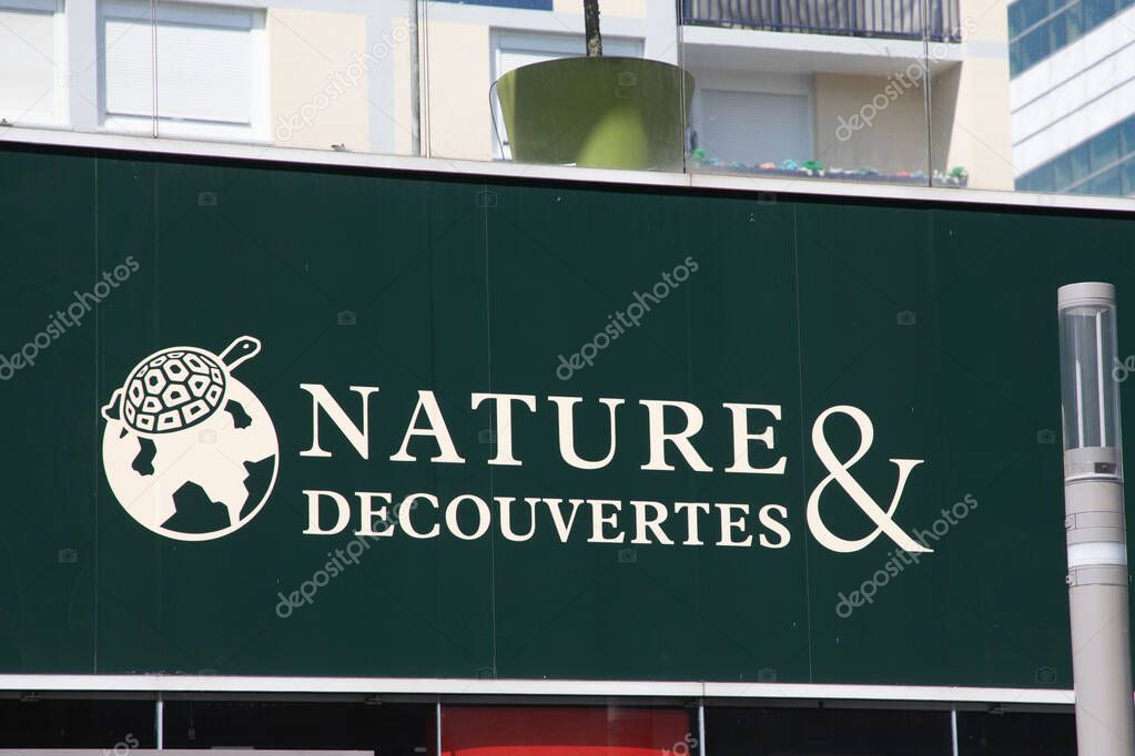 Bordeaux , France - 05 15 2025 : nature et decouvertes logo brand and storefront nature and discoveries text sign store chain ecologist traveler chain shop natural adventure wall facade