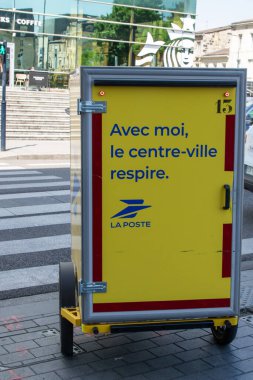 Bordeaux, Fransa - 05 16 16 2025: la poste sarı kargo bisikleti Fransız postane damgası ve ekolojik elektrikli araç üzerindeki metin logosu
