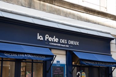 Bordeaux, Fransa - 05 16 2025: la perle des dieux storefront logo markası ve tanrı zinciri zinciri mağaza duvarları ön cephesinin incileri.