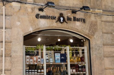 Bordeaux, Fransa - 05 16 2025: Kontes du Barry tabela logosu ve Fransa 'nın lüks ürün cephe mağazası mağazası mağazasının ön cephesi.