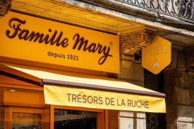 Bordeaux, Fransa - 05: 16: 2025: Famille Mary Mary arı kovanının logosu metin mağazası ve bal ürünleri satan butik mağazasının giriş butik arı yetiştiricisi tabelası