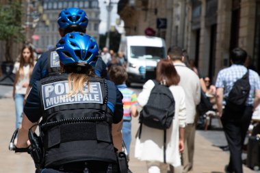 Bordeaux, Fransa - 05: 16: 2025: Polis kadın, erkek, kadın polis, şehir merkezinde Fransız ulusal polisi bisikletleriyle geziyor.
