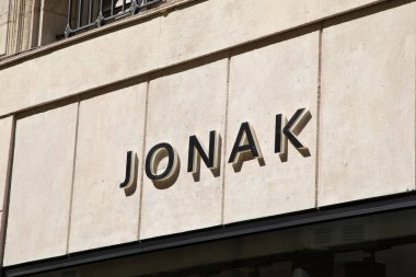 Bordeaux, Fransa - 05 16 2025: jonak Paris logosu ve mağaza önündeki dükkan işaretleri kadın mağaza kızları ayakkabı perakendecilerinin lüks zinciri ayakkabıları.