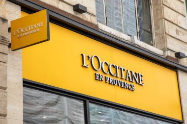 Bordeaux, Fransa - 05 17 17 2025: l 'occitane en provence logo markası ve ön cephedeki duvar zinciri mağaza girişinde metin işareti