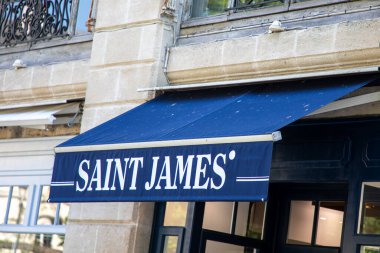 Bordeaux, Fransa - 05 17 17 2025: Aziz James butik logosu markası ve zincirli metin dükkânı deniz teknesi lüks mağazası ön cephesi ön girişi