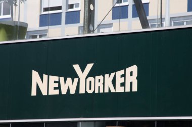 Bordeaux, Fransa - 05 17 17 2025: New Yorker logosu ve mağaza New Yorker moda mağazası mağazası mağazası mağaza zinciri mağaza vitrini.