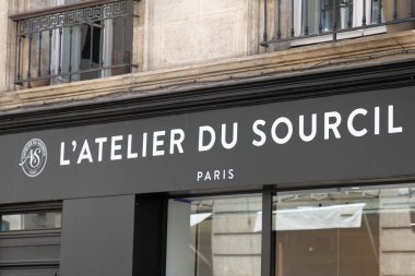 Bordeaux, Fransa - 05 17 17 2025: l 'atelier du sourcil logosu ve kaş atölyesi kadın mağazasının marka metin güzelliği ön cephe mağazası