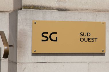 Bordeaux, Fransa - 05 18 2025: sg plaka sud out est societe fransız metin bankası logosu giriş ofisi Fransız güney batı acentesinin ön duvarında işaret levhası