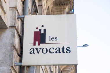 Bordeaux, Fransa - 05: 18 2025: Avukat Fransa 'da cephe duvarı ofis danışmanı girişinde metin ve fransız markası logosu avocats
