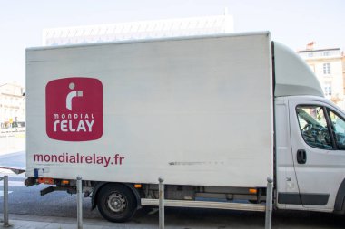 Bordeaux, Fransa - 05 18 2025: Mondial röle kamyonu beyaz dağıtım paneli. Marka ve Fransız nakliyat amblemi posta şirketi.