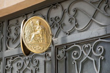 Bordeaux, Fransa - 05 18 2025: noter Fransızca işaret logosu ve noter ofisinin blazon işaretli duvar girişi ile bakır oval plaka üzerinde metin damgası