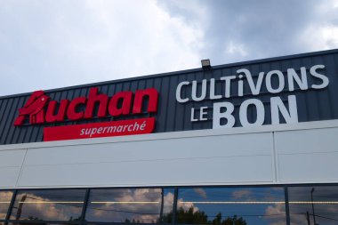 Bordeaux, Fransa - 05: 19: 2025: auchan supermarche Cultivons le bon logo markası ve Fransa süpermarket grubunun duvar levhası