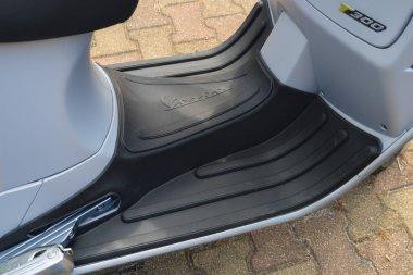 Bordeaux, Fransa - 05 19 2025: Vespa yazı tabelası ve marka logosu İtalyan mobilet paspası üzerinde ayak üstü gri gts 300 scooter grisi