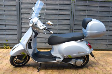 Bordeaux, Fransa - 05 19 2025: vespa 300 hpe gpe scooter İtalyan marka yeni modern İtalyan mobilet tasarımı mobilet