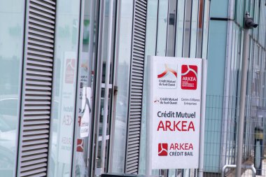 Bordeaux, Fransa - 05 19 2025: kredi karşılıklı sud ouest Arkea banque privee logo işareti Fransız bankacılık bürosu girişinde ve kurumsal iş merkezi kredi kiralama