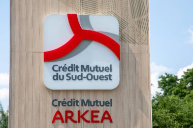 Bordeaux, Fransa - 05 19 2025: Kredi karşılıklı arkea sud ouest logo metin ve marka işareti bina acentesi ön cephe Fransız güneybatı banka ofisi girişinde