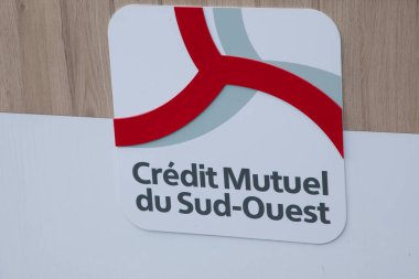 Bordeaux, Fransa - 05 19 2025: kredi karşılıklı yakıtı du sud ouest markası banka acentesinin ön cephesinde sokak vitrininde metin logosu işareti