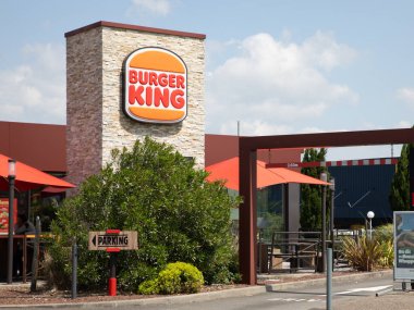 Bordeaux, Fransa - 05 19 2025: Burger King logosu ve mağaza önü fast food restoranı giriş kapısı pencereleri Amerika cephesi