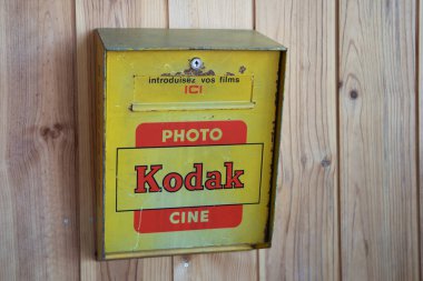 Bordeaux, Fransa - 05 19 2025: kodak foto cine logo markası ve metin işareti metal sokak kutusu eski Fransız konteynır panelinde ABD 'den fotoğraf slaytı film fotoğrafçısı ürünü depolamak için