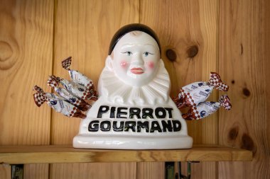 Bordeaux, Fransa - 05 19 2025: Pierrot gurme logo metni ve marka reklam porseleni büstü şekerleme lolipop dükkanı vitrininde şekerleme sergisi
