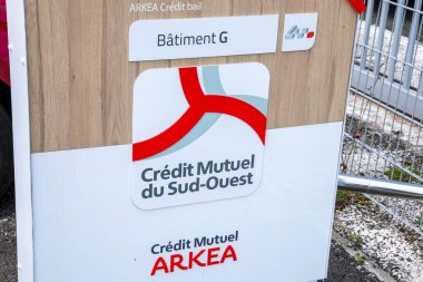 Bordeaux, Fransa - 05: 20 2025: Kredi karşılıklı arkea sud ouest logo metin ve marka işareti Fransa 'nın güneybatı bankasının merkez bürosu binasının ön cephesinde
