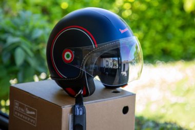 Bordeaux, Fransa - 05: 20 2025: Vespa jet motorsiklet kaskı. Yeni modern neo-retro model scooter korumalı gözlük markasının logosu üzerinde şeffaf vizör yazılı.