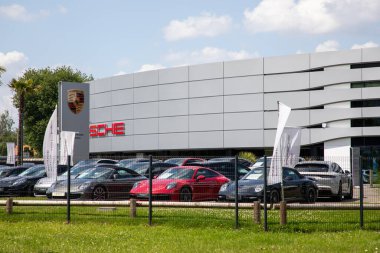 Bordeaux, Fransa - 05: 20 2025: Porsche binası bayii logo dükkanı Alman otomobil ön cephe üreticisi yüksek performanslı spor otomobil mağazası