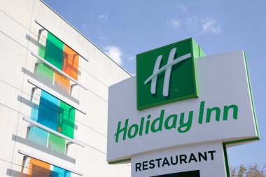 Bordeaux, Fransa - 05: 20 2025: Holiday Ingo logosu ve restoran tabelası giriş cephesi otelinde biz Amerika kıtalararası oteller grubunun markası