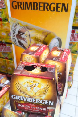Bordeaux, Fransa - 05: 20 2025: Grimbergen bira tabelası metin ve marka logosu süpermarket içinde Belçika manastırı biralarının satışı için