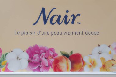 Bordeaux, Fransa - 05: 20 2025: Nair logosu ve derma planlama formülü cilt sevgisi malzemeleriyle aşılanmış ve ergonomik bir uygulama içermektedir.
