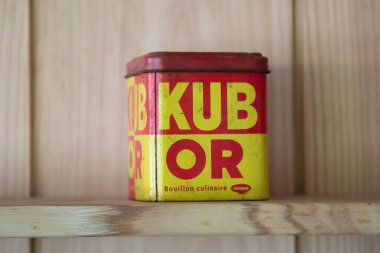 Bordeaux, Fransa - 05: 20 2025: Bouillon kub logosu markası ve üzerinde yazı imzası veya eski usul eski kutu sebze suyu suyu küpü