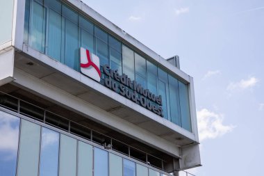 Bordeaux, Fransa - 05 22 22 2025: kredi karşılıklı du sud ouest logo metin ve zincir marka işareti güneybatı ofis bankası