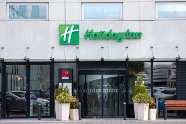 Bordeaux, Fransa - 05 22 2025: Holiday Ingo Inn logo zinciri markası ve ön cephe otelinde imzası.