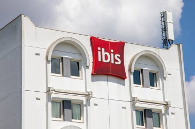 Bordeaux, Fransa - 05: 22 2025: Ibis Otel Duvarı Binası Öndeki pansiyona kırmızı metin ve marka yastık logosu