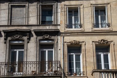 Yenilenmiş klasik Avrupa binasının dış cephesi, tedavi öncesi ve sonrasında yüksek basınçlı temizlikle yeniden ortaya çıktı