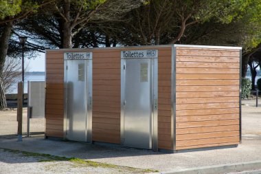 Bordeaux, Fransa - 05: 23: 2025: Tuvalet tuvaleti Fransızca metni duvar önü su dolaplarında kadın sembolü olan wc tuvalet işareti anlamına gelir